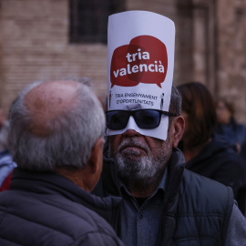 Imagen de archivo de una persona durante una manifestación convocada por la Plataforma per l'Ensenyament, a 22 de febrero de 2025, en València.