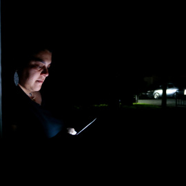 Una mujer mira su teléfono móvil este pasado martes en Santiago de Chile.