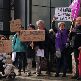 Manifestantes ante el juzgado el día de apertura del juicio contra Joel Le Scouarnec, en Francia, a 24 de febrero de 2025.