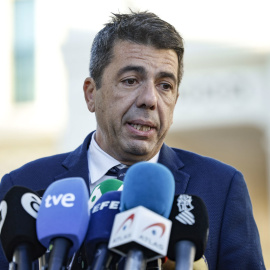 El president de la Generalitat, Carlos Mazón, atiende a los medios de comunicación este miércoles en València.