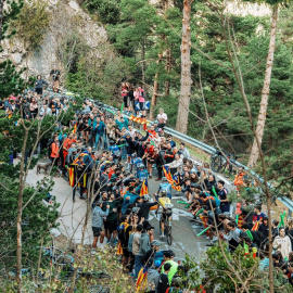 Els ciclistes pujant al Santuari de Queralt enmig dels aficionats, en l'etapa reina de la Volta 2024