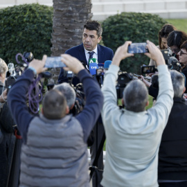 El president de la Generalitat, Carlos Mazón, atiende a los medios de comunicación en València.