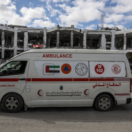 Foto de archivo de una ambulancia aparcada frente al Hospital Abu Yousef Al-Najjar, al sur de la Franja de Gaza.