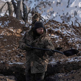 Un militar de las Fuerzas Armadas de Ucrania construye una trinchera como parte de un nuevo sistema de fortificación, en medio del ataque de Rusia a Ucrania, en Donetsk (Ucrania).