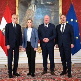 El presidente austriaco Alexander van der Bellen, junto a los líderes del partido conservador OVP, Christian Stocker; el Partido Socialdemócrata de austria (SPO), Andreas Babler y el partido liberal Neosm Beate Meinl-Reisinger, a 22 de febrero de 2025.