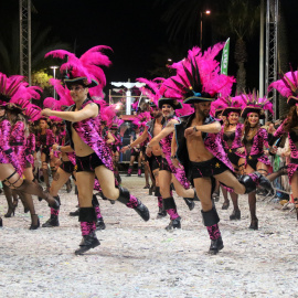 Exhibició d'una de les colles participants a la rua de l'Extermini del Carnaval de Sitges. disfressada de pirates