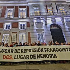 Concentración de Colectivos por la Memoria Democrática y víctimas del franquismo ante la Casa Real de Correos, antigua sede de la Dirección General de Seguridad, exigiendo que sea declarada lugar de memoria