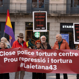 Imagen de archivo de personas concentradas en la plaza Sant Jaume de Barcelona para pedir que la Jefatura de la Policía Nacional de la Via Laietana se convierta en un espacio de memoria para las víctimas de la dictadura franquista.David Zorrakino / Europa Press05 DICIEMBRE 2024;COMUNS;DOCUMENTACIÓN;TORTURA;REPARACION05/12/2024