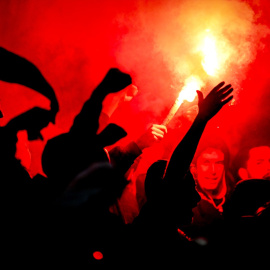 Los ultras de Lyon utilizaron bombas de humo durante el campeonato francés de fútbol Liga 1 entre el Olympique Lyonnais (Lyon) y el OGC Niza.