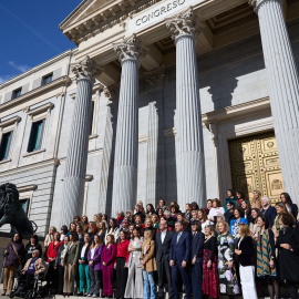 Diputados y diputadas de todos los partidos, excepto de Vox, posan en la escalinata del Congreso de los Diputados, a 26 de febrero de 2025.