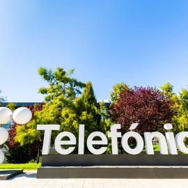 Vista del logotipo de Telefónica, delante de su sede corporativa al norte de Madrid.