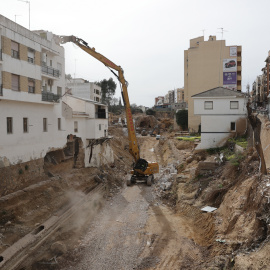 Imagen de archivo del inicio de las obras de derribo de las casas afectadas por la DANA en Chiva (València), a 24 de febrero de 2025.