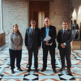 El president de la Generalitat, Salvador Illa, s’ha reunit amb el president d'Òmnium Cultural, Xavier Antich, i la vicepresidenta, Marina Gay. L'ha acompanyat el conseller de Política Lingüística, Francesc Xavier Vila