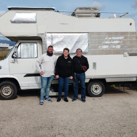 De izquierda a derecha, Enrique, Begoña y Javier en el campamento de Son Hugo.