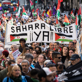 Decenas de personas durante una manifestación por la autodeterminación del Sahara Occidental, a 16 de noviembre de 2024, en Madrid
