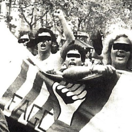 Manifestantes en la primera concentración pro derechosdel Colectivo Homosexual en Tenerife, 1978.