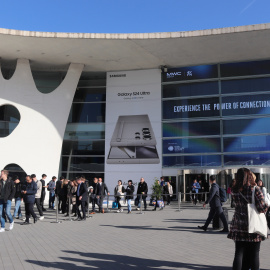 Congressistes sortint del Mobile World Congress de l'any passat