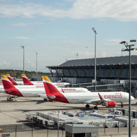 Vista de unos aviones de Iberia en la pista de la terminal T4 del aeropuerto Adolfo Suárez de Madrid, en una imagen de archivo.