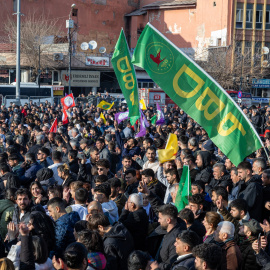 Simpatizantes del partido prokurdo DEM se reúnen para ver una conferencia de prensa tras visitar al líder encarcelado del PKK, Abdullah Ocalan, a 27 de febrero de 2025.