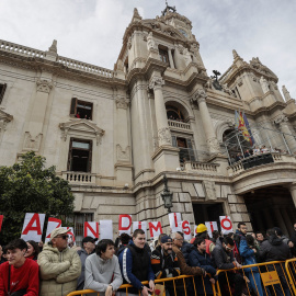 Un grupo de personas se ha concentrado bajo el balcón del Ayuntamiento y ha pedido la dimisión del president de la Generalitat, Carlos Mazón, por su gestión de la DANA, durante el disparo de la primera mascletà de las Fallas 2025.