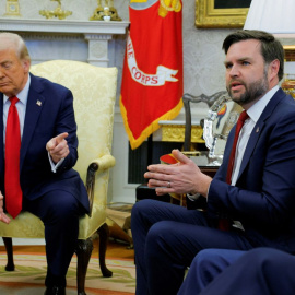 El presidente de Estados Unidos, Donald Trump, junto a su vicepresidente, JD Vance, en la Casa Blanca en Washington, D.C., a 28 de febrero de 2025.