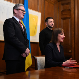 El primer ministro británico, Keir Starmer (i), y el presidente de Ucrania, Volodymyr Zelensky (i), durante un reunión en Londres, a 1 de marzo de 2025.