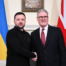 El primer ministro británico, Keir Starmer (d), y el presidente ucraniano, Volodimir Zelenski (i), posan durante una reunión bilateral celebrada este sábado en el número 10 de Downing Street en Londres (Reino Unido).