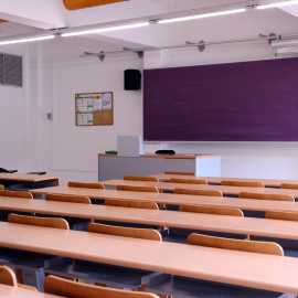 Pla general d'una aula de la Facultat de Ciències de la Comunicació de la UAB buida el 13 de març de 2020.