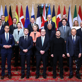 LONDON (United Kingdom), 02/03/2025.- (L-R, front row) Finnish President Alexander Stubb, French President Emmanuel Macron, British Prime Minister Keir Starmer, Ukrainian President Volodymyr Zelensky, Polish Prime Minister Donald Tusk, (L-R, second row) Spain's Prime Minister Pedro Sanchez, Danish Prime Minister Mette Frederiksen, President of the European Commission Ursula Von der Leyen, President of the European Council Antonio Costa, Canadian Prime Minister Justin Trudeau, Romania's interim President Ilie Bolojan, (L-R, third row) NATO Secretary General Mark Rutte, Dutch Prime Minister Dick Schoof, Swedish Prime Minister Ulf Kristersson, German Chancellor Olaf Scholz, Norwegian Prime Minister Jonas Gahr Store, Prime Minister of the Czech Republic Petr Fiala, Italys Prime Minister Giorgia Meloni and Turkish Foreign Minister Hakan Fidan, pose for a family photo ahead of the plenary meeting during a summit on Ukraine, at Lancaster House in London, Britain, 02 March 2025. Starmer is hosting a summit of European leaders in London to discuss the ongoing war in Ukraine.  (República Checa, Rumanía, España, Ucrania, Reino Unido, Londres) EFE/EPA/NEIL HALL/POOL