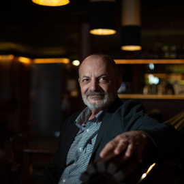 Imagen de archivo del escritor Pedro Zarraluki, durante la presentación de su novela ‘La curva del olvido’, a 8 de octubre de 2021, en Barcelona.