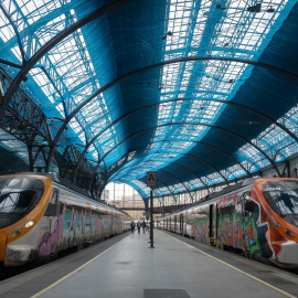 Dos trenes en la estación de Francia, de Barcelona.