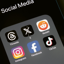 Aplicaciones de redes sociales en la pantalla de un teléfono móvil.