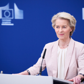 La presidenta de la Comisión Europea (CE), Ursula von der Leyen, en una rueda de prensa sobre el futuro de la industria automovilística, a 3 de marzo de 2025.