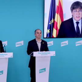 Nogueras, Turull y Puigdemont en la roda de premsa a la seu de Junts aquest dimarts.
