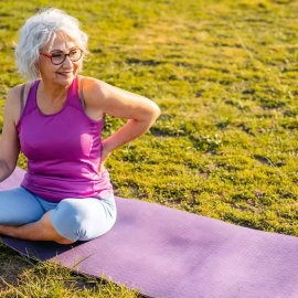 Mujer mayor haciendo deporte en el parqu |