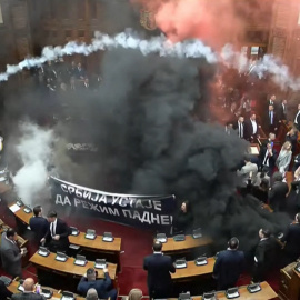 El Parlamento Serbio durante el lanzamiento de bombas de humo de la oposición, a 4 de marzo de 2025.