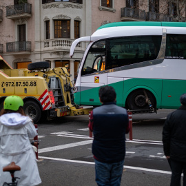 Varios servicios de emergencia trabajan tras el choque de dos autocares en la Diagonal de Barcelona, a 3 de marzo de 2025.
