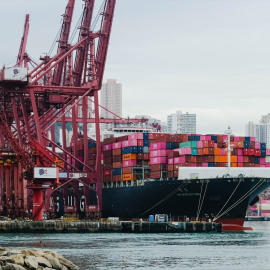 EuropaPress_6557137_04_march_2025_china_hongkong_cargo_ship_loaded_with_containers_docks_at