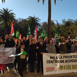 Concentración de protesta contra el cierre del albergue municipal en Málaga.