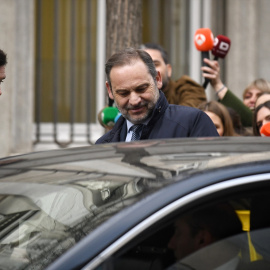 El ex ministro de Transportes José Luis Ábalos (c) sale de declarar al Tribunal Supremo, a 20 de febrero de 2025.