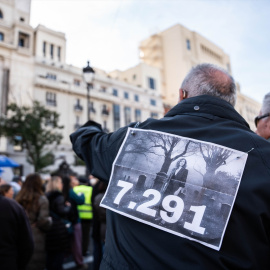 Un hombre lleva un cartel con el número de residentes muertos en la pandemia durante una manifestación en memoria de los residentes fallecidos durante la primera ola de la pandemia, a 26 de noviembre de 2023, en Madrid (España). Imagen de archivo.