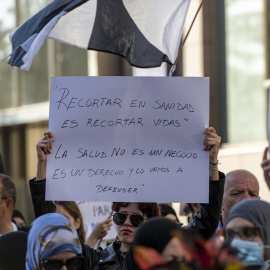 Decenas de personas durante una manifestación para exigir una sanidad digna, a 19 de febrero de 2025, en Ceuta (España). Imagen de archivo.