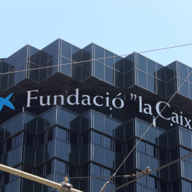 Logotip de la Fundació La Caixa en l'edifici que acull la seu operativa de CaixaBank a Barcelona