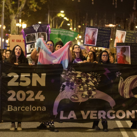 Varias personas durante la manifestación por el 25N de la plataforma 'Novembre Feminista', en el Paseo de Gràcia con Diagonal, a 25 de noviembre de 2024, en Barcelona.