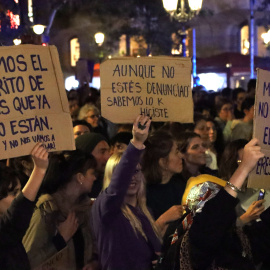 Cartells reivindicatius en la manifestació del 25N a Barcelona.