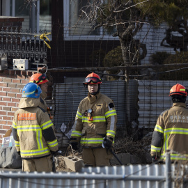 Los servicios de rescate surcoreanos frente a una de las viviendas afectadas por los bombardeos, en Pocheon (Corea del Sur), a 6 de marzo de 2025.