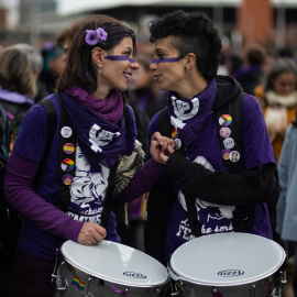 Dos mujeres durante la manifestación convocada por la Comisión 8M por el Día Internacional de la Mujer, a 8 de marzo de 2024, en Madrid (España).
