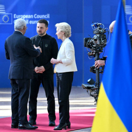 El presidente de Ucrania, Volodimir Zelenski, conversa con el presidente del Consejo Europeo, Antonio Costa, y la presidenta de la Comisión Europea, Ursula von der Leyen, antes de la cumbre de la UE en Bruselas.