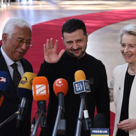 Antonio Costa, presidente del Consejo Europeo, Volodímir Zelenski, presidente de Ucrania, y Ursula Von der Leyen, presidenta de la Comisión Europea, en Bruselas este miércoles.