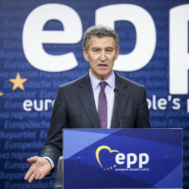 El presidente del PP, Alberto Núñez Feijóo, hace declaraciones a la prensa tras asistir a la cumbre del PPE que se celebra en Bruselas.
